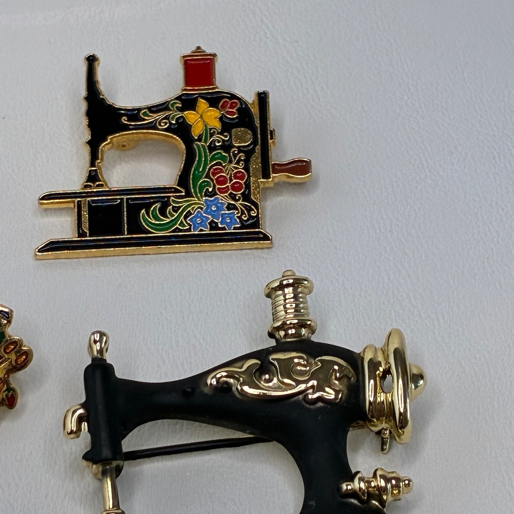 Vintage Sewing Brooch Pin Lot JJ AJC Avon Sewing Machine Scissors Thimble 5pc - Picture 4 of 11
